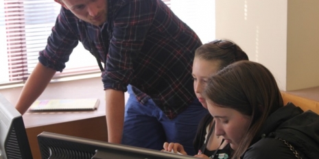 Jono Jones mentors students at the Mashup